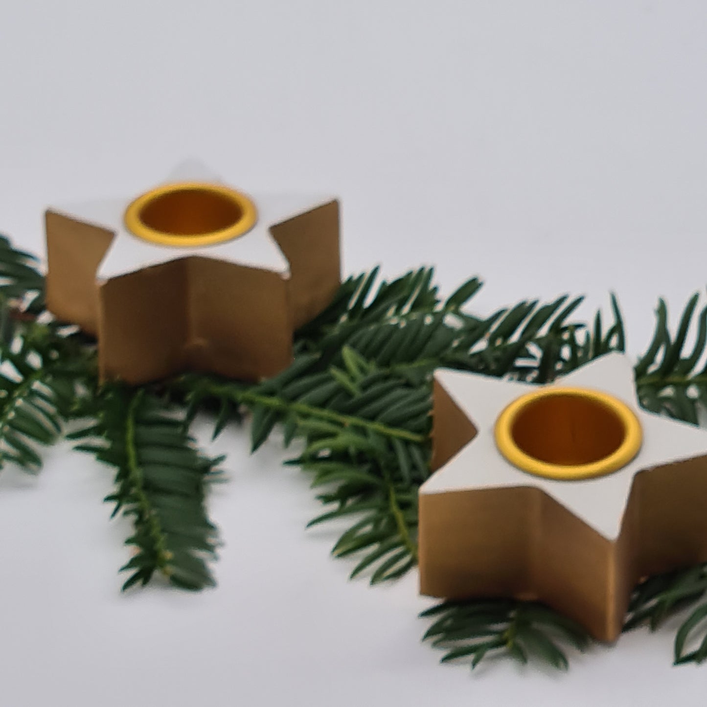 Stella – Beton-Stabkerzenhalter in Gold, liebevoll handbemalt, moderne Weihnachtsdekoration - Detailansicht