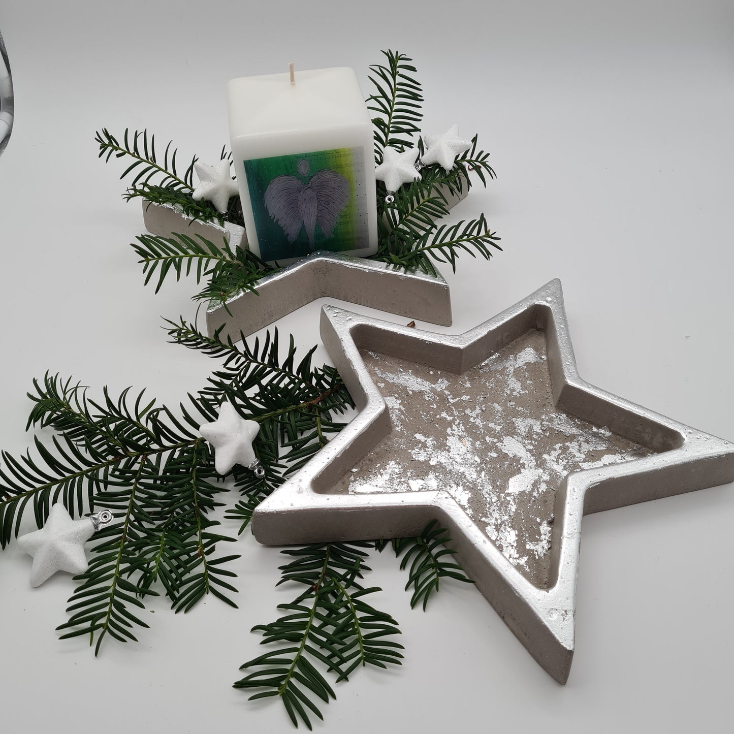 Beton-Dekoschale „Stern“ Silber, handgefertigt, stilvoll inszeniert als Weihnachtsdekoration mit Lichtakzent