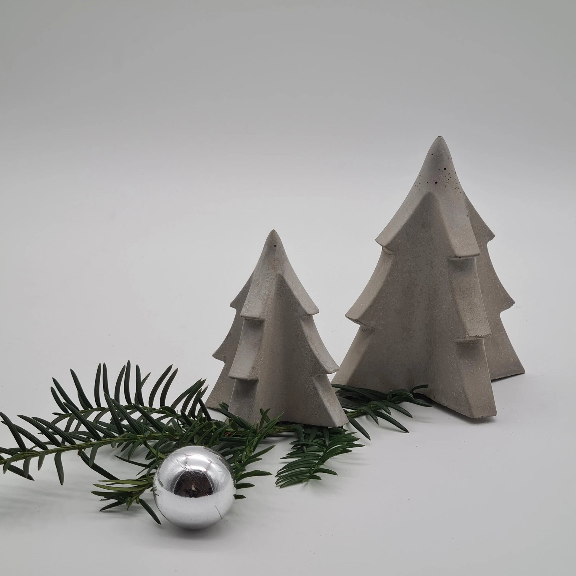 Beton-Tannenbaum Duo in Grau – stilvolle Tisch- oder Regaldeko zu Weihnachten, handgefertigt durch die Herzensdingfabrik