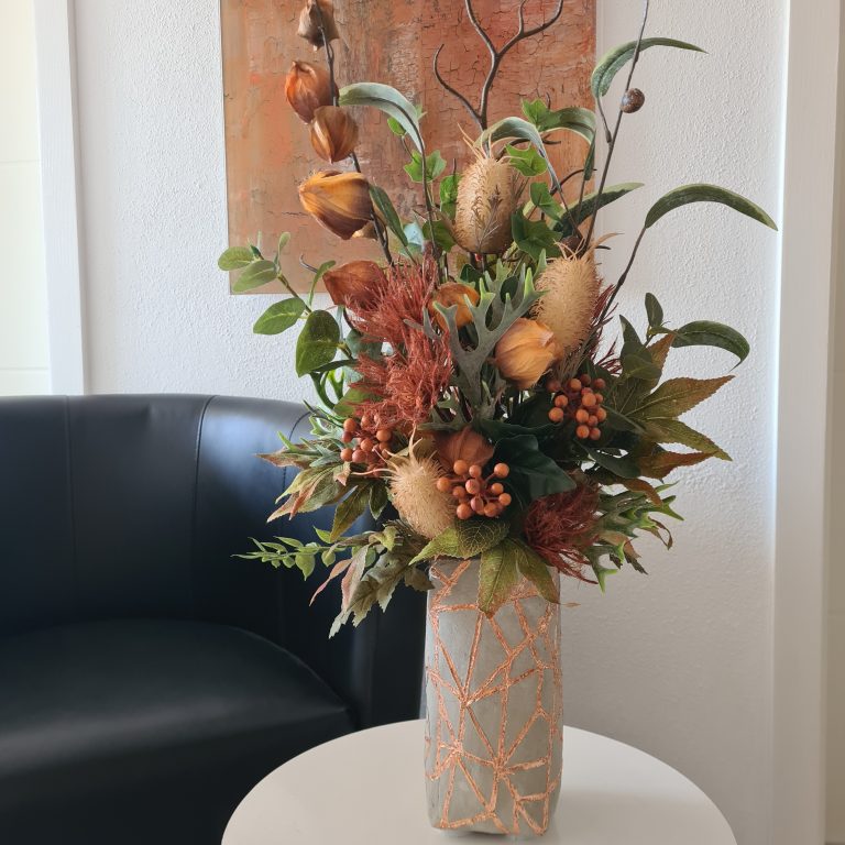Detailansicht herbstliches Blumengesteck in Orange-Tönen arrangiert in Blumenvase "Milky" aus Beton mit Kupferdetails gefertigt von Die Herzensdingfabrik
