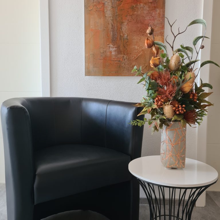 herbstliches Blumengesteck in Orange-Tönen arrangiert in Blumenvase "Milky" aus Beton mit Kupferdetails gefertigt von Die Herzensdingfabrik