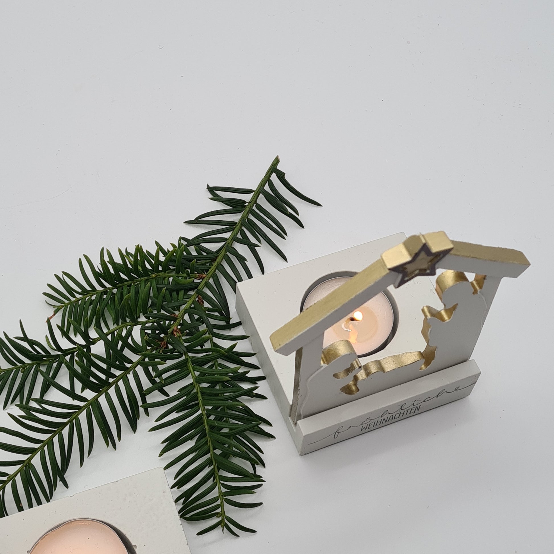 Handgefertigter Krippen-Teelichthalter aus Beton, Schriftzug „Frohe Weihnachten“, Weihnachtsdeko Detailansicht
