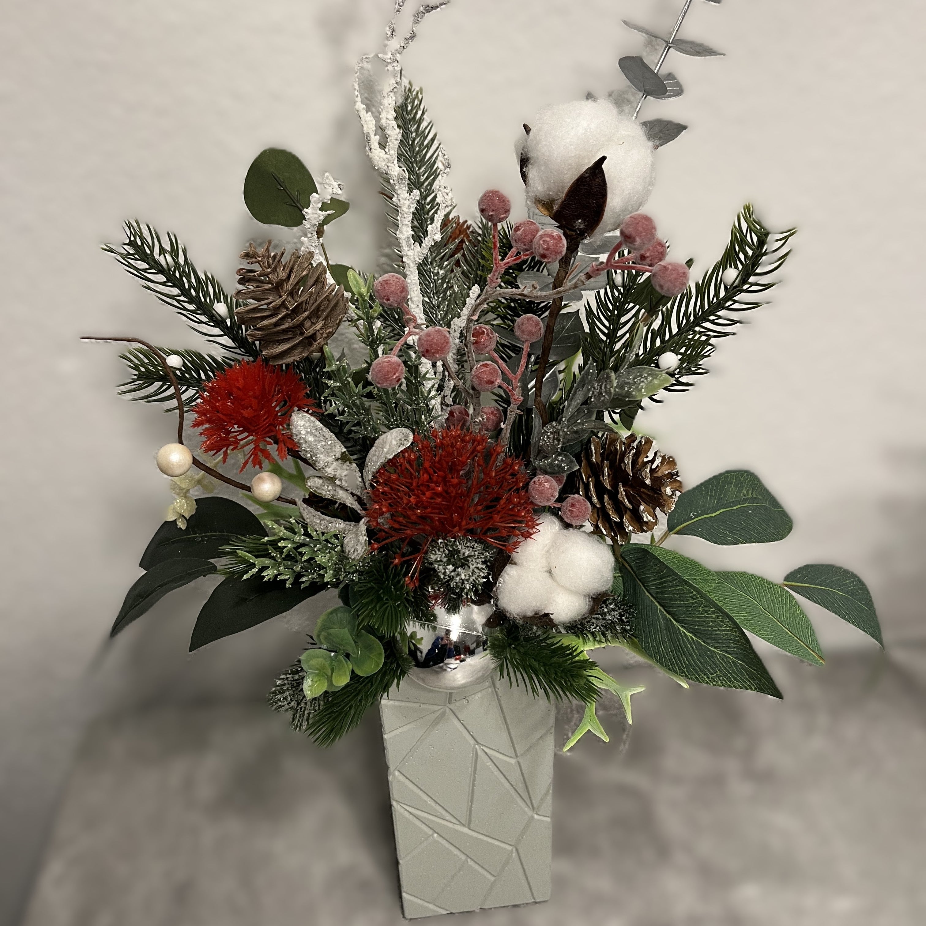winterliches Pflanzengesteck in grauer Betonblumenvase Milky handgefertigt  von Die Herzensdingfabrik