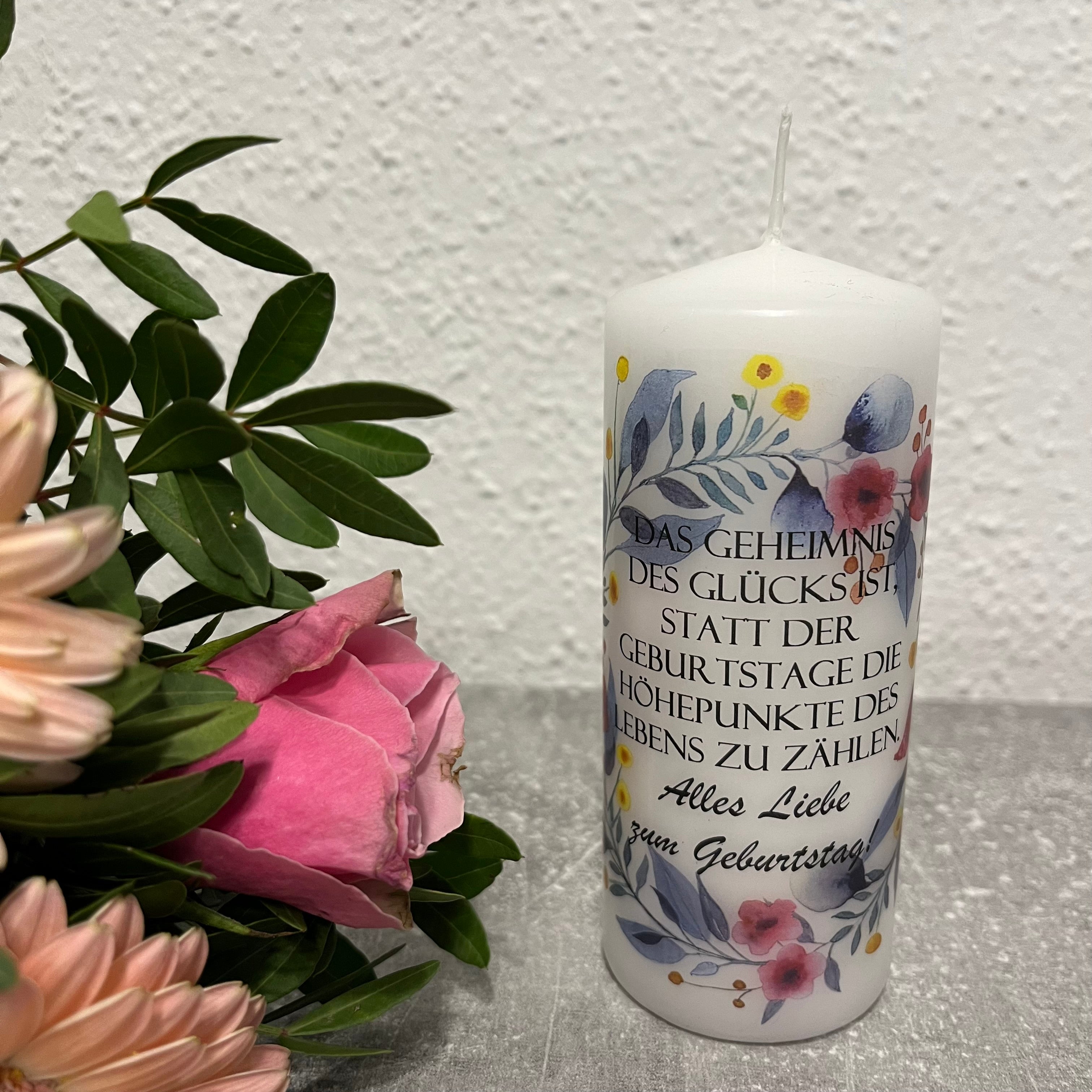 Kleine weiße Stumpenkerze zum Geburtstag mit Blumenranke und Spruch Alles Liebe zum Geburtstag handgefertigt von Die Herzensdingfabrik