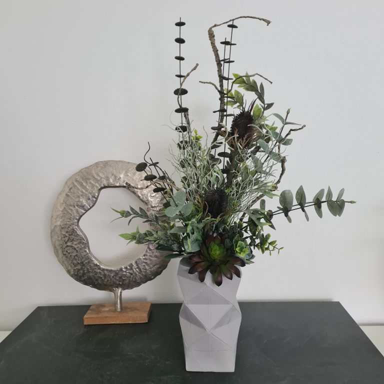 extravagantes Kunstpflanzengesteck "Verdant Vision" in Grün-Tönen arrangiert in Blumenvase "Alex" aus Beton gefertigt von Die Herzensdingfabrik