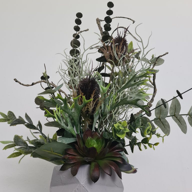 Detailansicht extravagantes Kunstpflanzengesteck "Verdant Vision" in Grün-Tönen arrangiert in Blumenvase "Alex" aus Beton gefertigt von Die Herzensdingfabrik