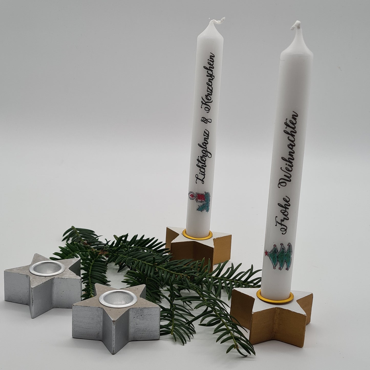 Minimalistische Betonsterne als Stabkerzenhalter, festliche Deko zu Weihnachten – Modell Stella Variante in silber bemalt und gold-weiß