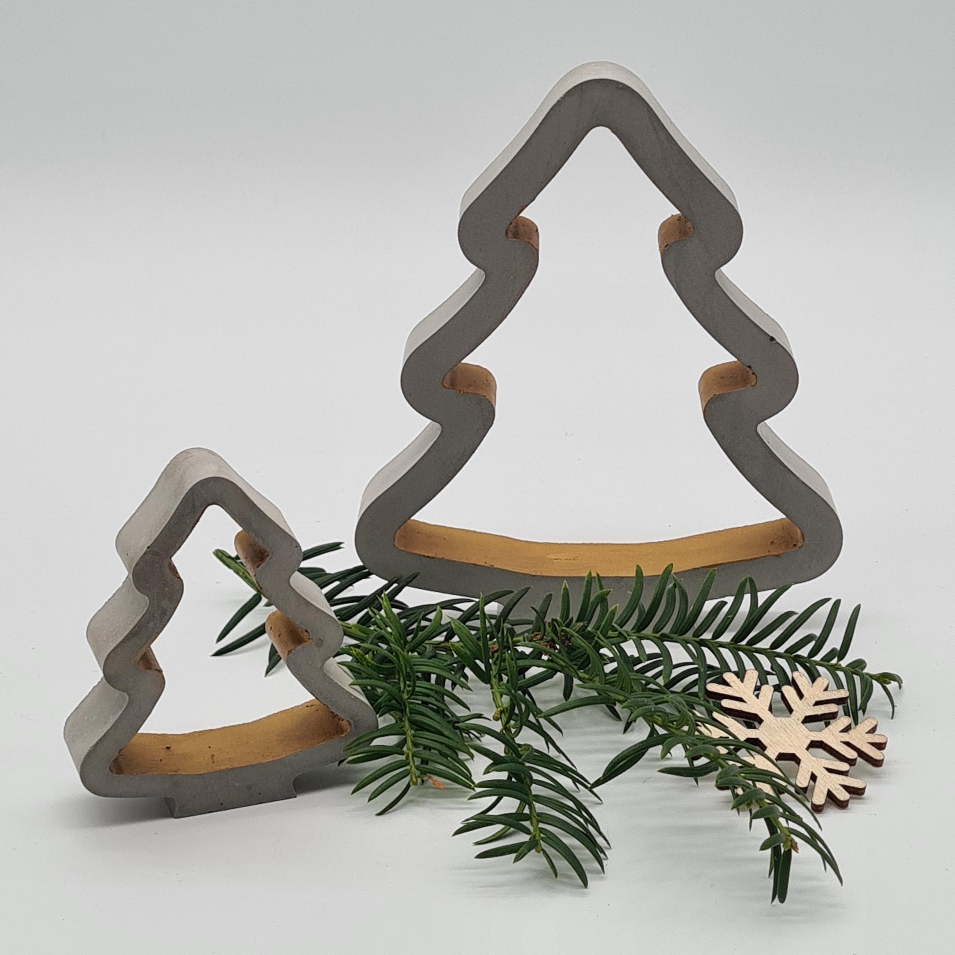 Beton-Tannenbaum Duo in Grau-Gold – stilvolle Tisch- oder Regaldeko zu Weihnachten, handgefertigt durch die Herzensdingfabrik