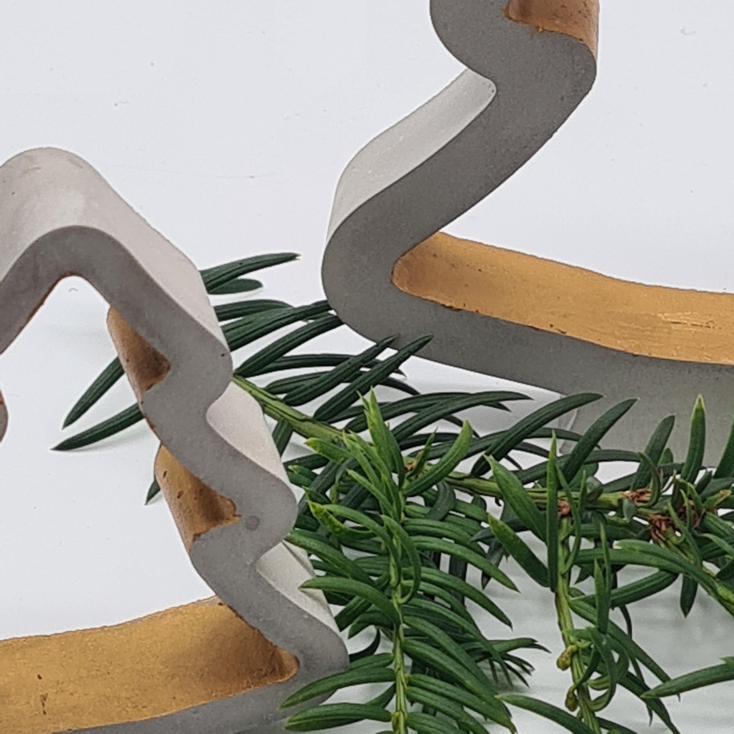 Detailansicht graues-goldenes Beton-Tannenbaum Set "Frame" – handgefertigte Struktur und geometrisches Design