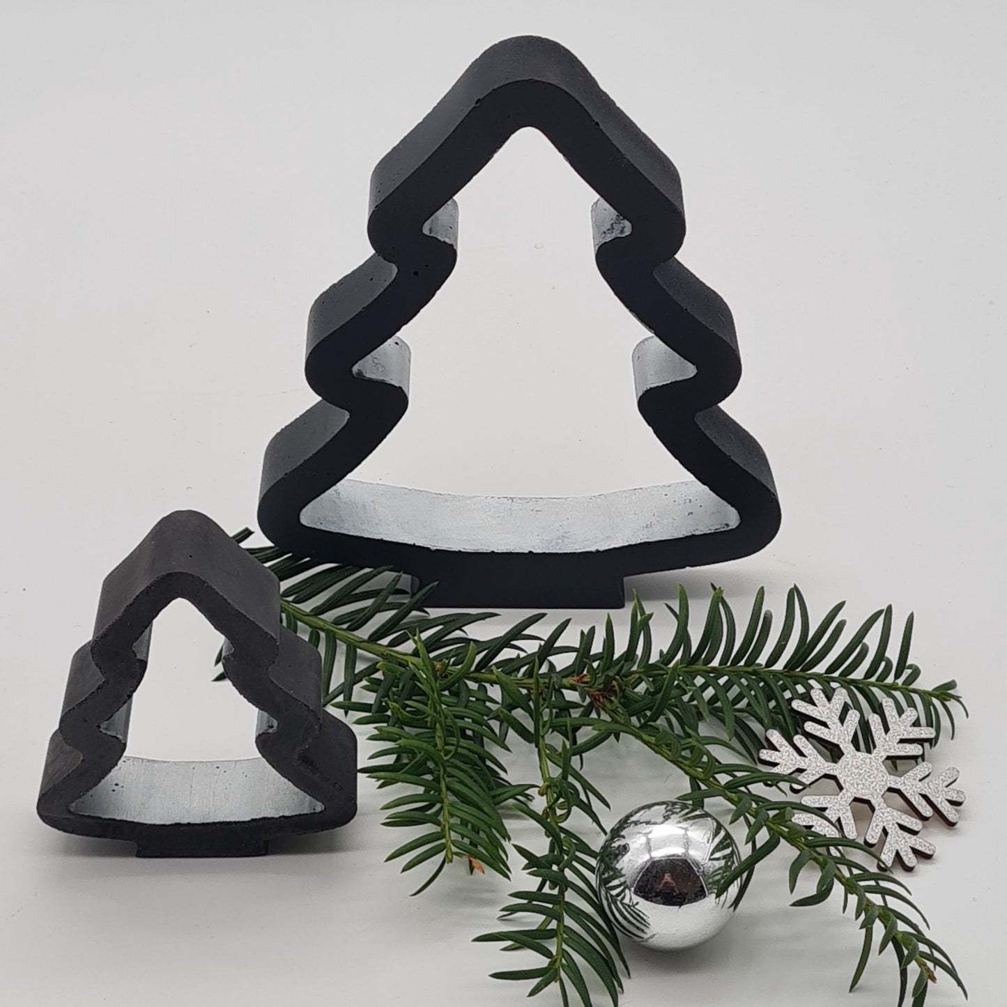 Handgefertigte Beton-Tannenbäume, schwarzes-silbernes Set, elegante Weihnachtsdekoration der Herzensdingfabrik