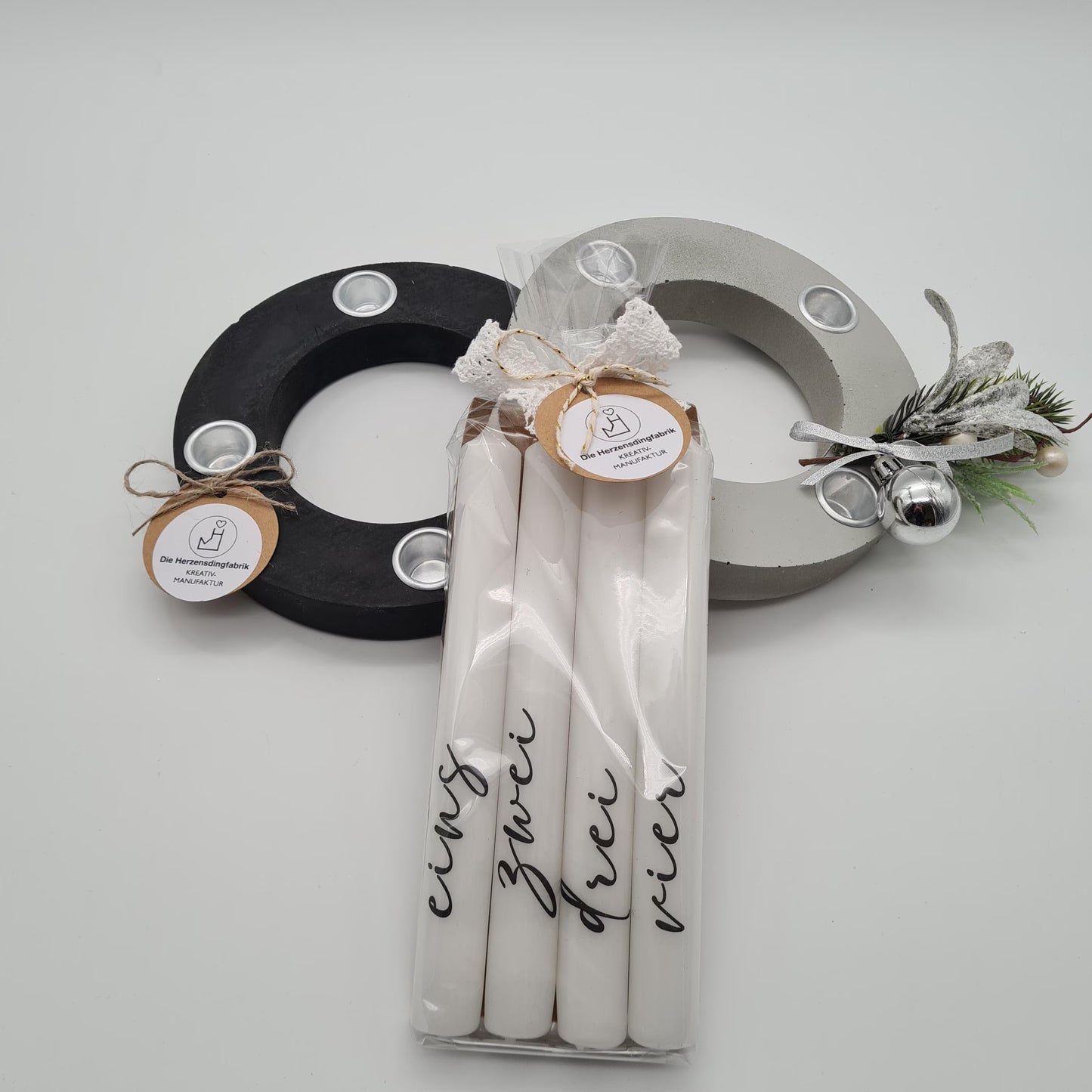 Vier durch die Herzensdingfabrik handgefertigte Advents-Stabkerzen im Set, verpackt in Geschenkfolie, RAL-zertifiziert