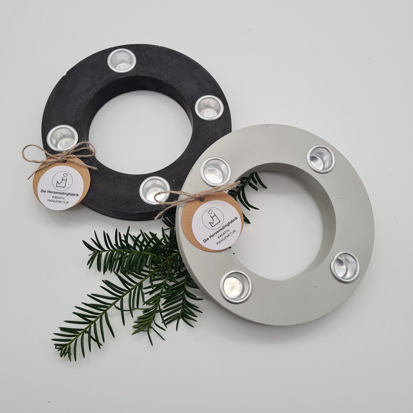 Handgefertigte Beton-Adventskränze „Concrete Circle“ in Schwarz und Grau, minimalistisch, ohne Kerzen und Dekoration, von der Herzensdingfabrik