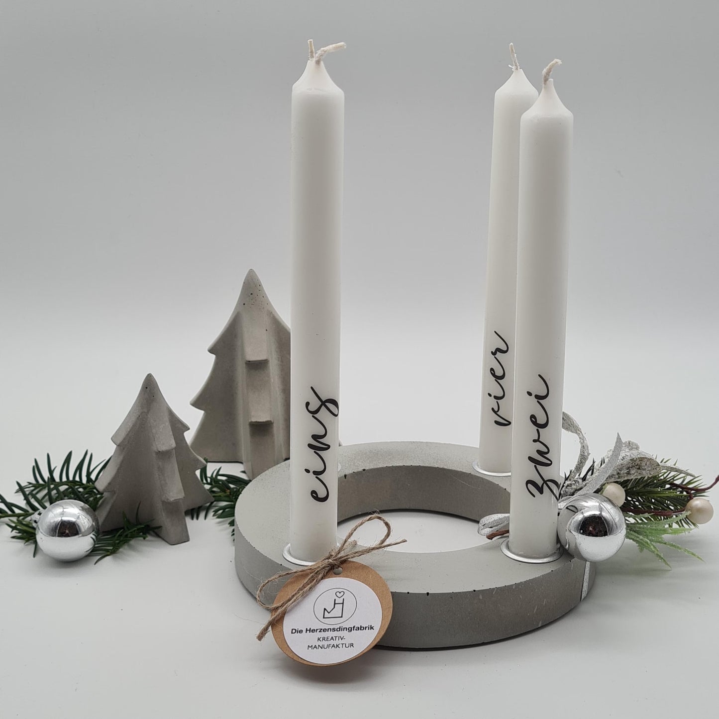 Minimalistischer Adventskranz aus Beton, grau, festlich dekoriert mit Kerzen und winterlichen Akzenten, handgefertigt durch die Herzensdingfabrik