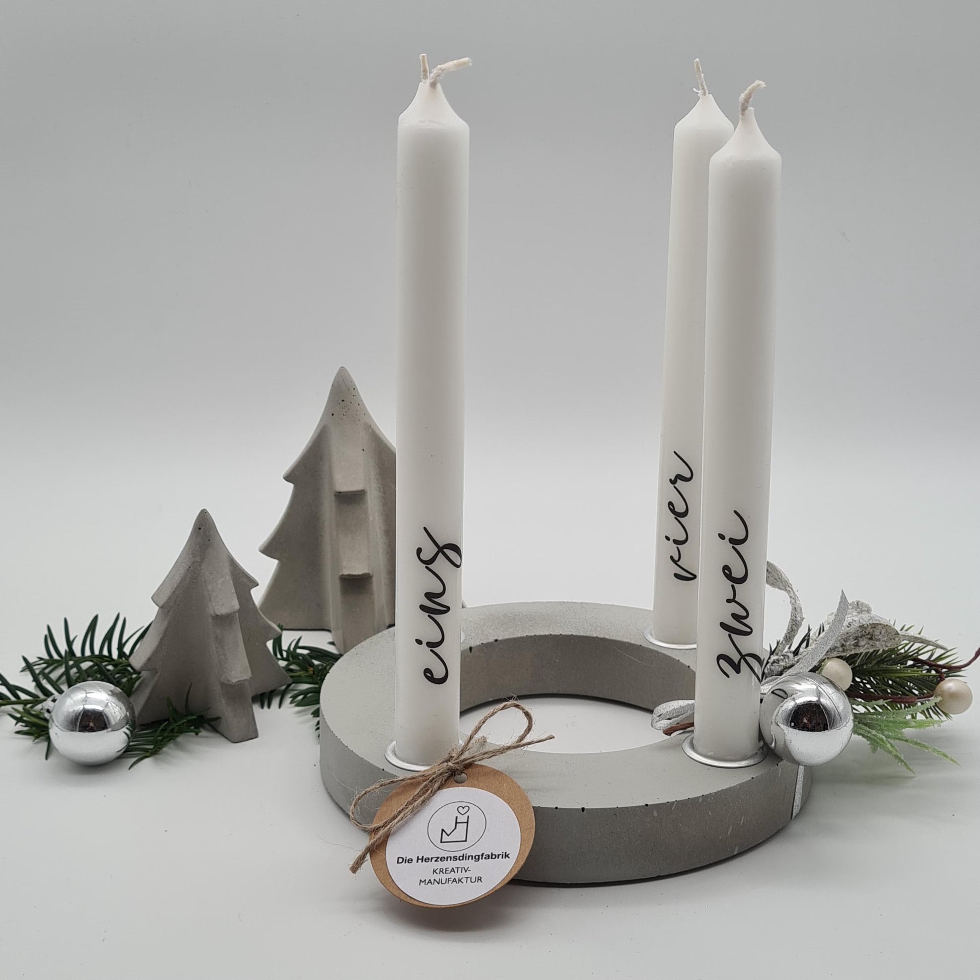 Minimalistischer Adventskranz aus Beton, grau, festlich dekoriert mit Kerzen und winterlichen Akzenten, handgefertigt durch die Herzensdingfabrik