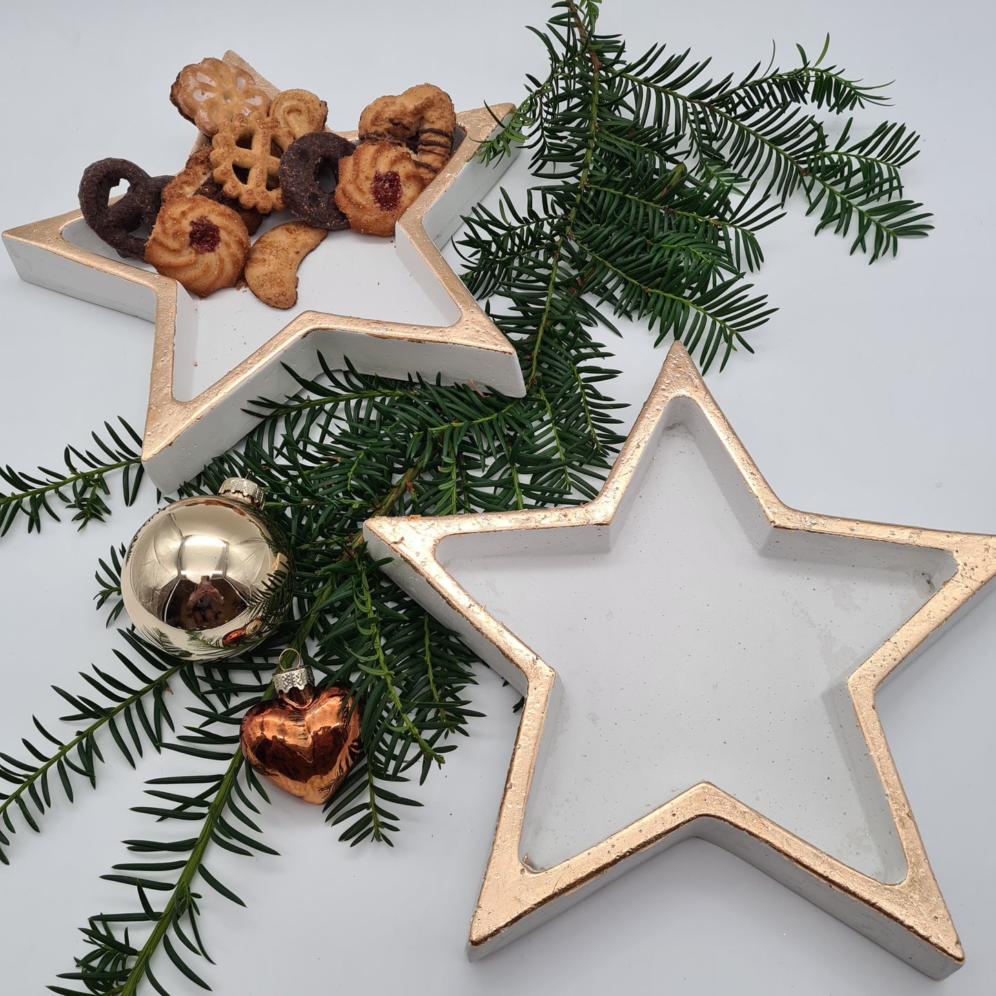 Beton-Schale „Stern“ Gold, lebensmittelecht beschichtet, stilvolle Präsentation von Weihnachtsgebäck, handgefertigt durch die Herzensdingfabrik