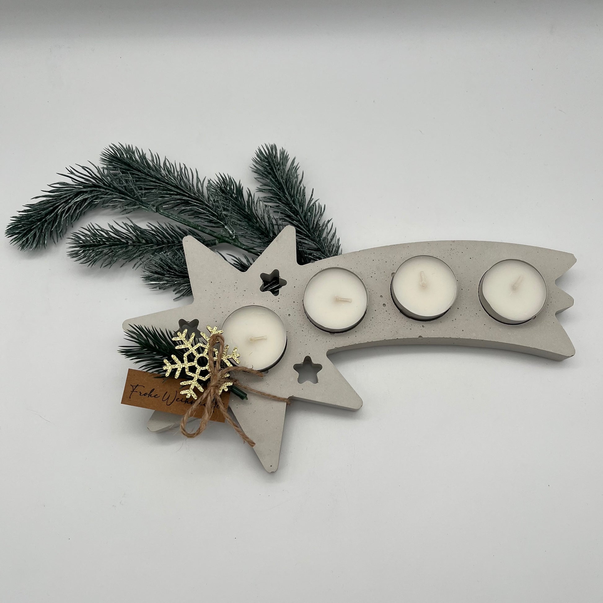 Die Herzensdingfabrik - Grauer Teelichthalter Schweifstern aus Beton auf Tannenzweig, stilvolle handgemachte Weihnachtsdeko mit natürlichem Charme.