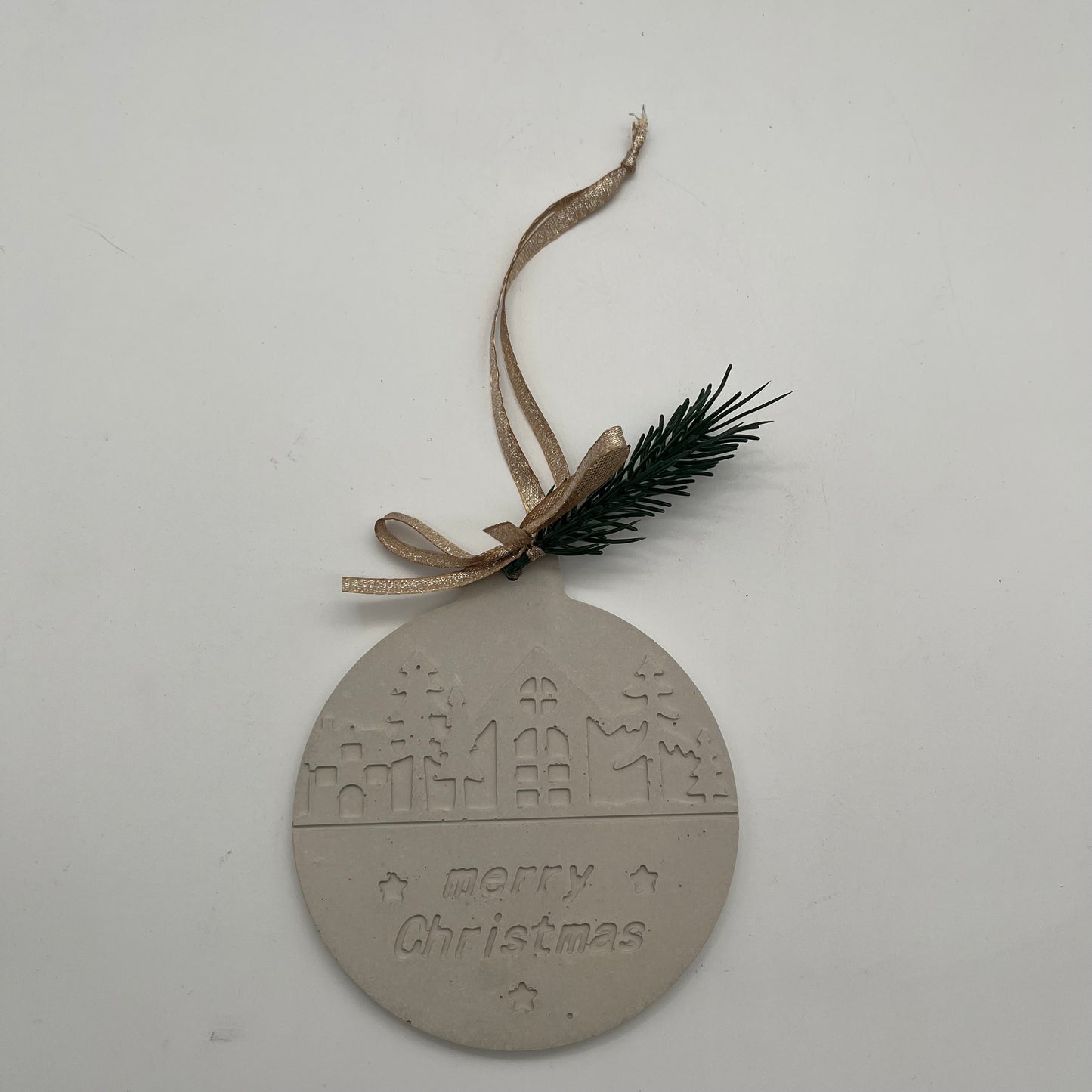 Grauer Beton-Anhänger Christbaumkugel „Christmas Magic“ mit goldenem Aufhänger und Schleife