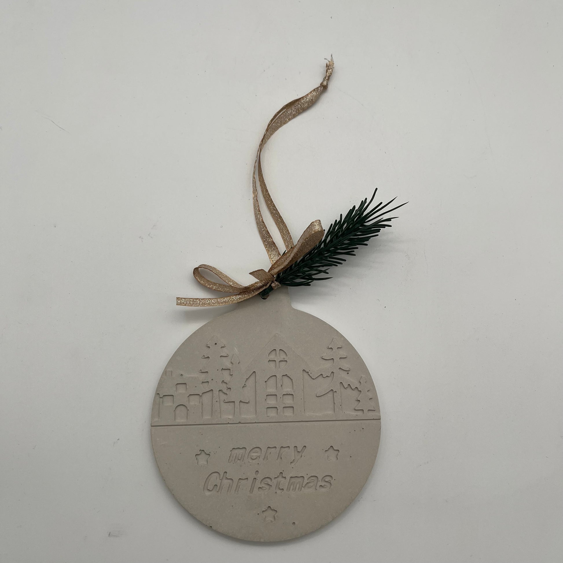 Grauer Beton-Anhänger Christbaumkugel „Christmas Magic“ mit goldenem Aufhänger und Schleife