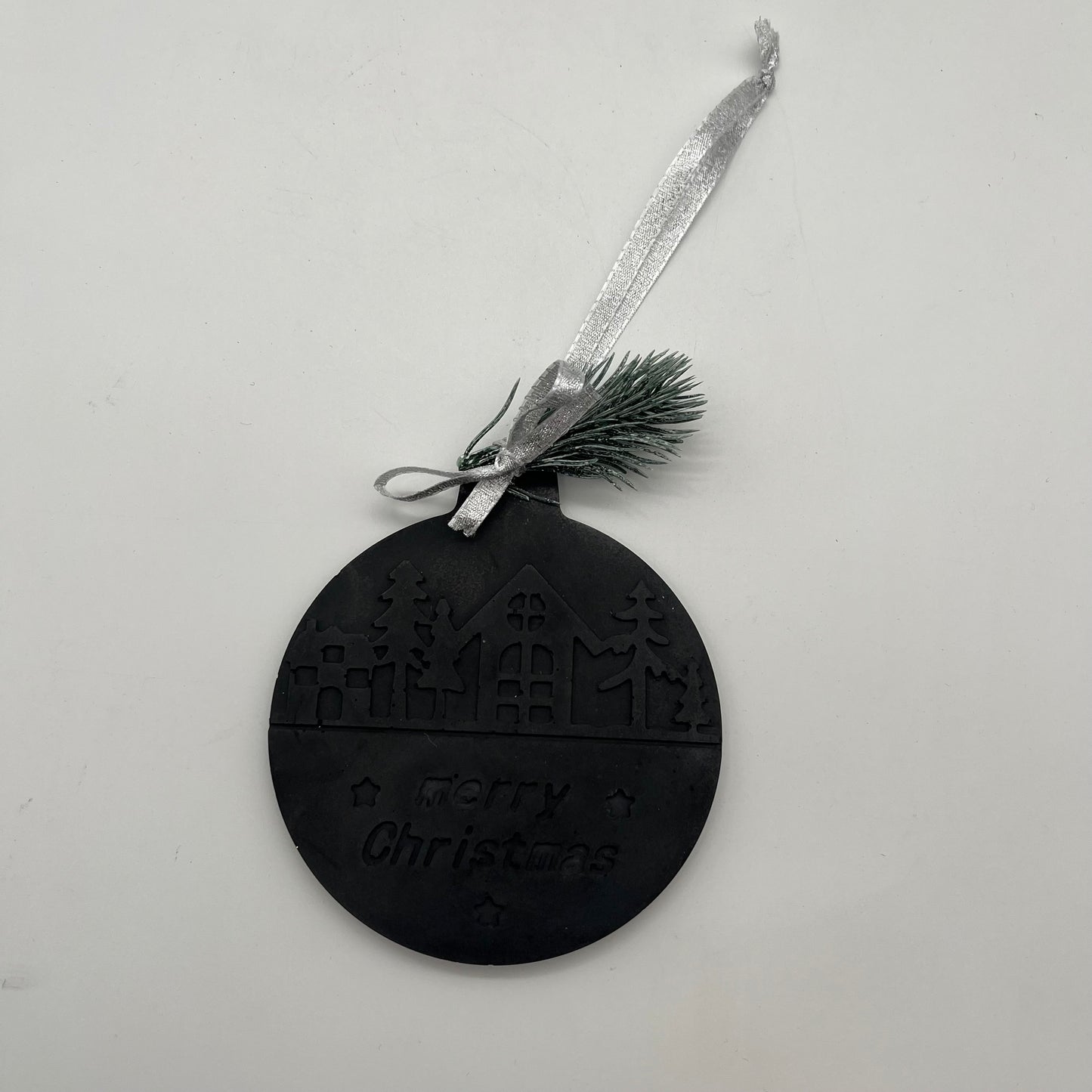 Schwarzer Beton-Anhänger Christbaumkugel „Christmas Magic“ mit silbernem Aufhänger.