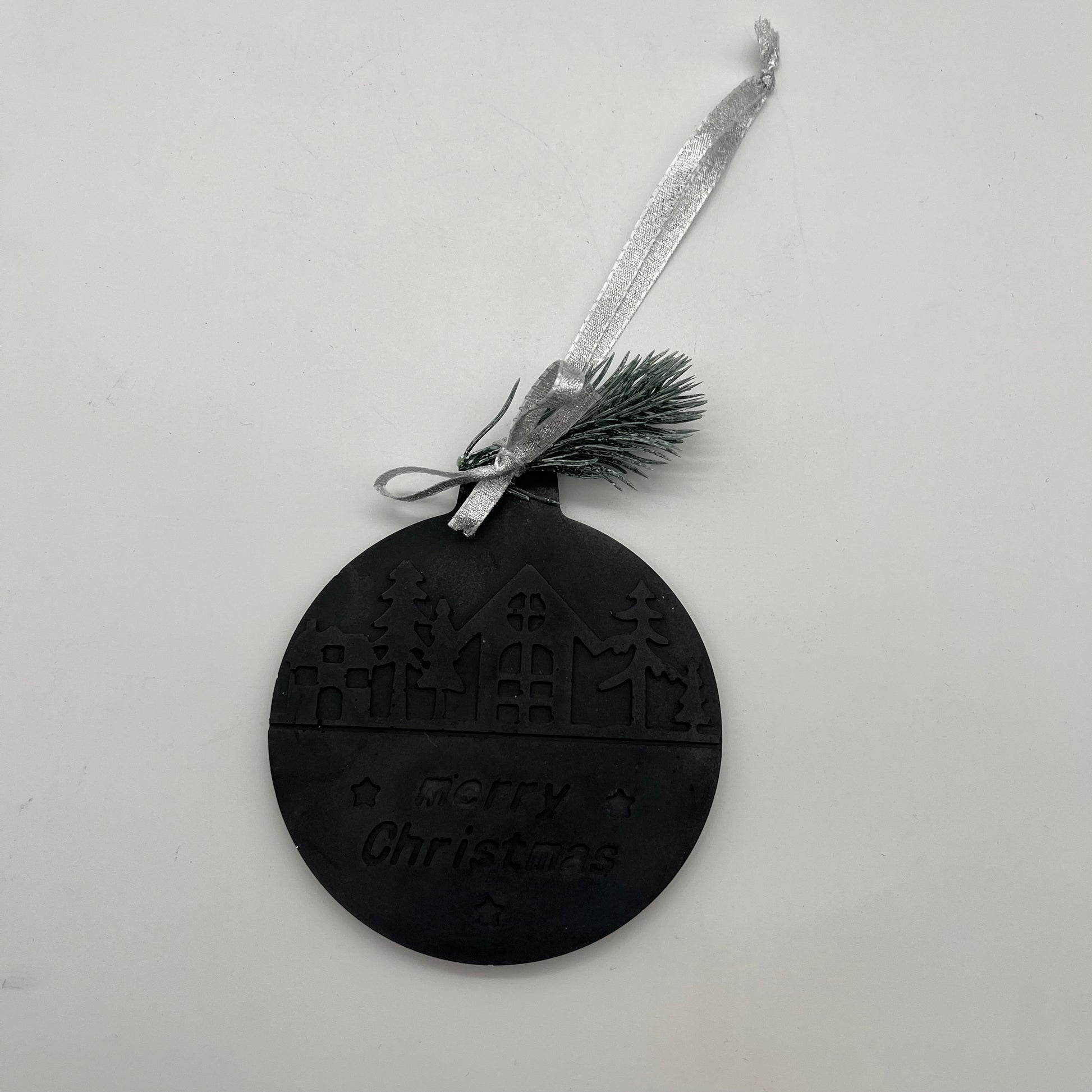 Schwarzer Beton-Anhänger Christbaumkugel „Christmas Magic“ mit silbernem Aufhänger.