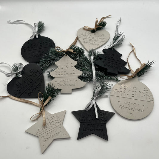 Handgefertigte Beton-Weihnachtsanhänger „Christmas Magic“ in Grau und Schwarz auf Tannenzweig, handgefertigt durch die Herzensdingfabrik