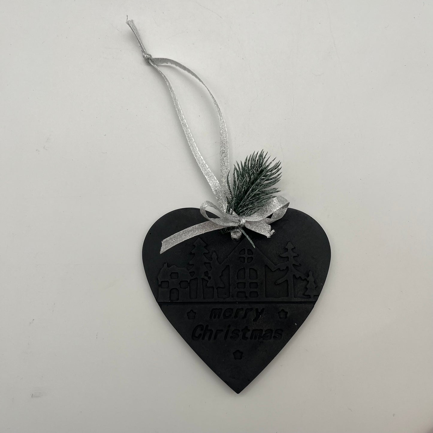 Schwarzer Beton-Anhänger Herz „Christmas Magic“ mit silberner Schleife – handgefertigte Weihnachtsdeko.