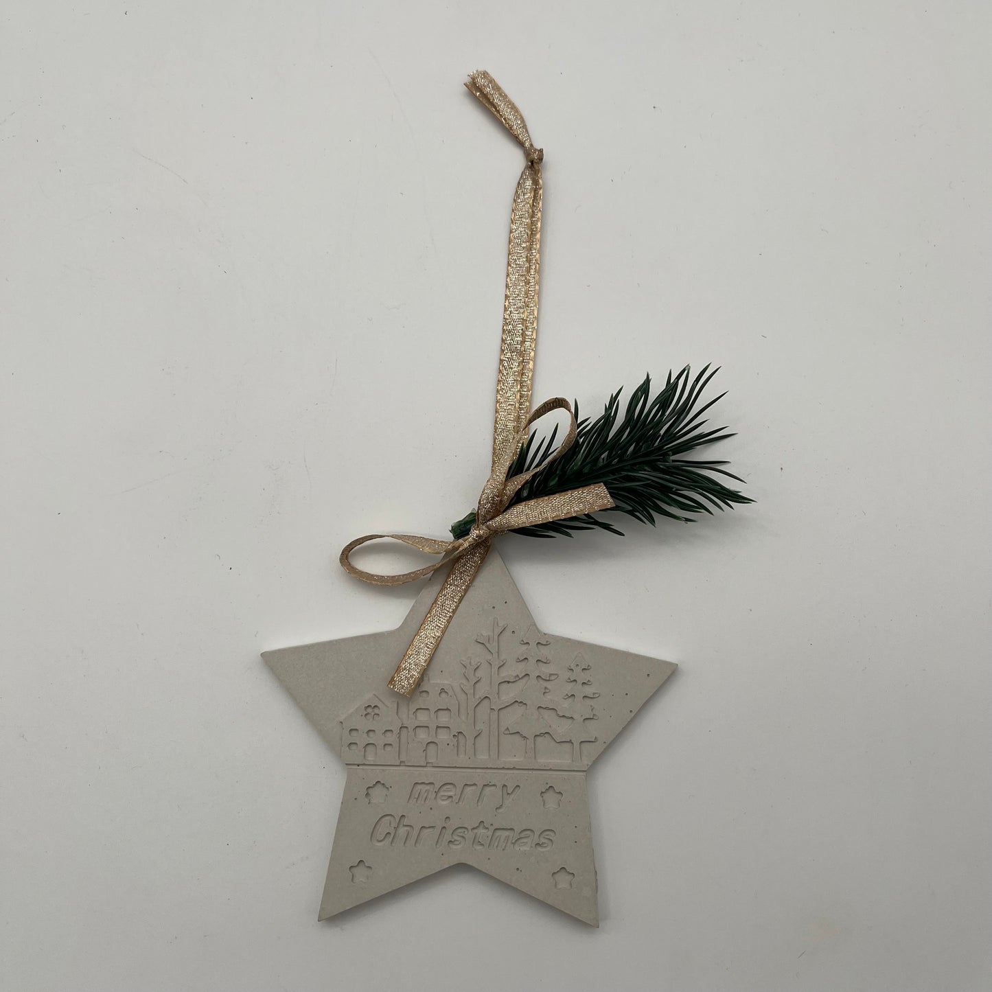 Grauer Beton-Anhänger Stern „Christmas Magic“ mit goldenem Aufhänger und Tannenzweig