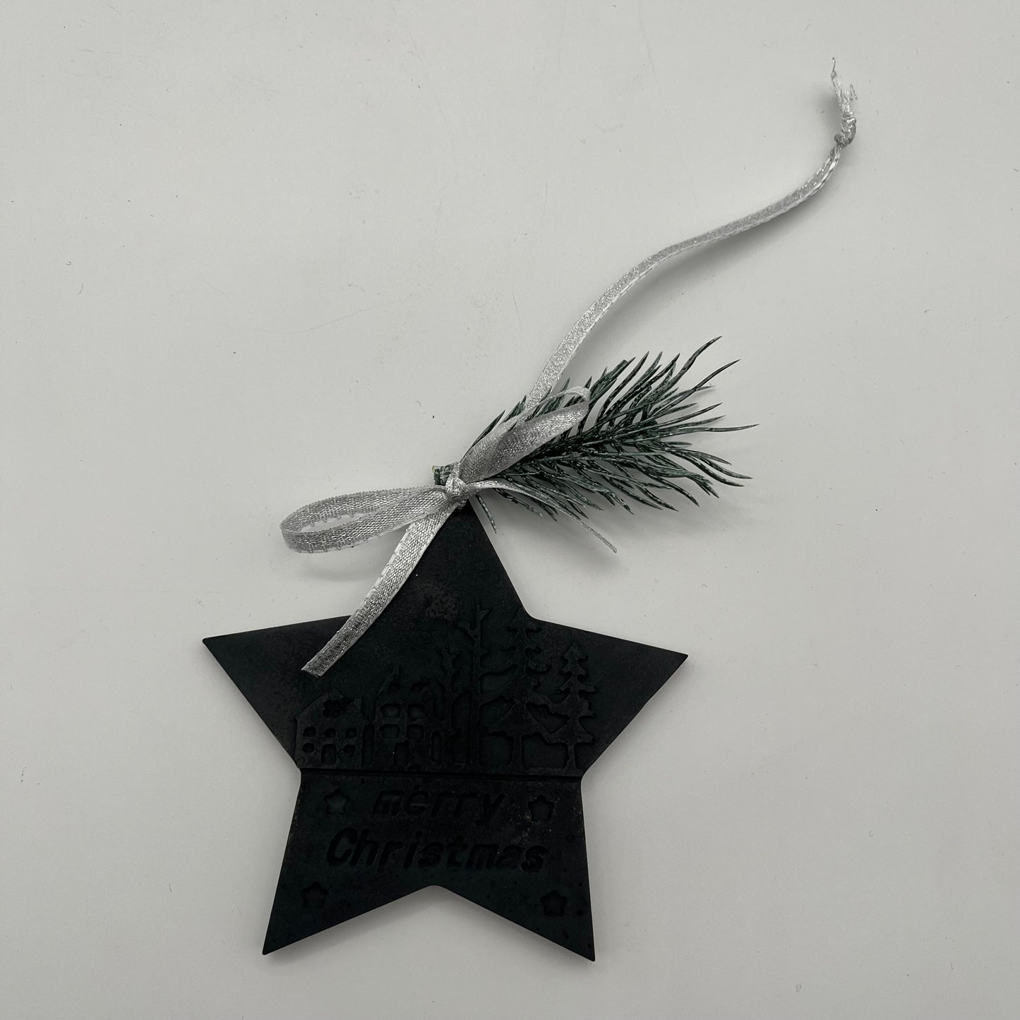 Schwarzer Beton-Anhänger Stern „Christmas Magic“ mit silberner Schleife – moderne Weihnachtsdeko