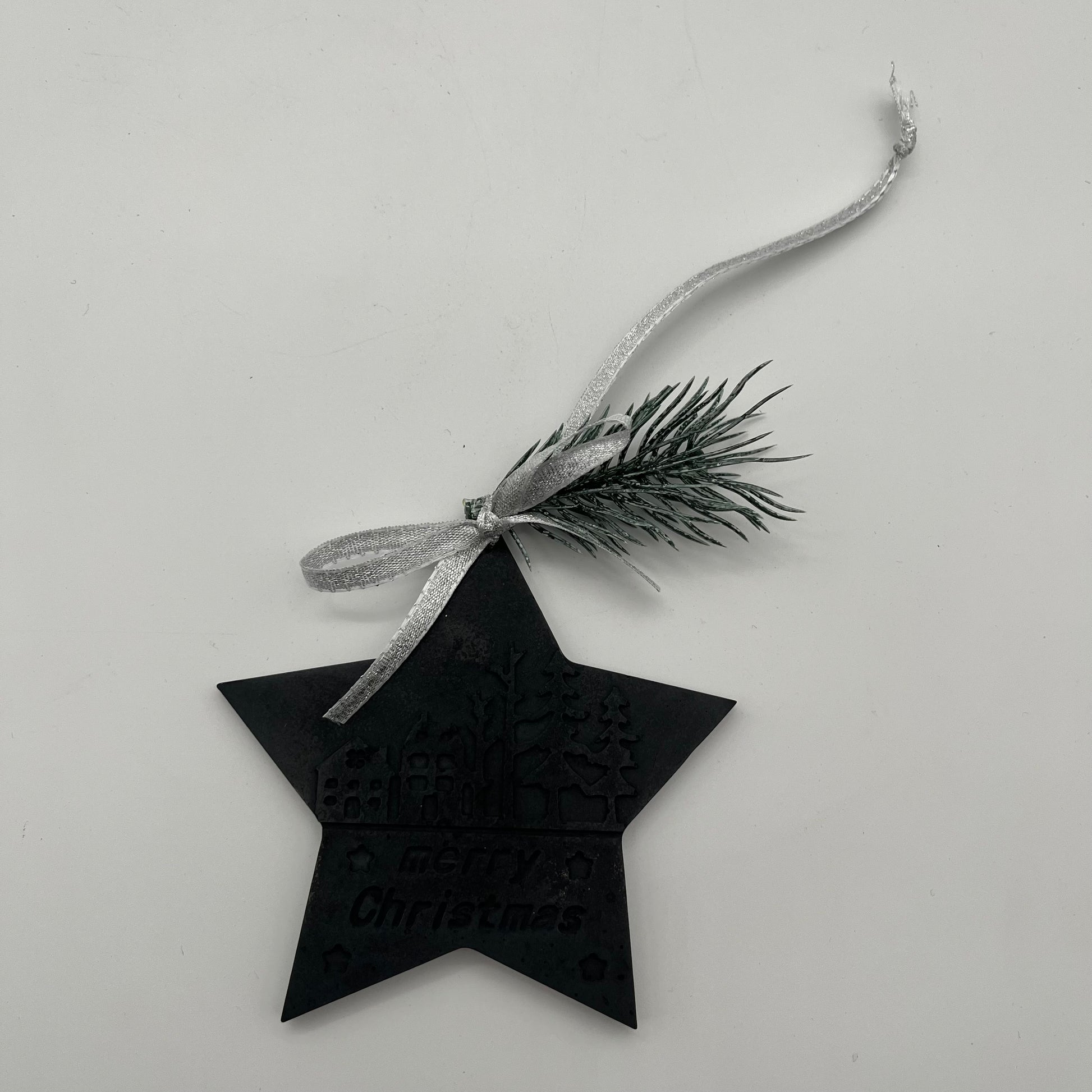 Schwarzer Beton-Anhänger Stern „Christmas Magic“ mit silberner Schleife – moderne Weihnachtsdeko
