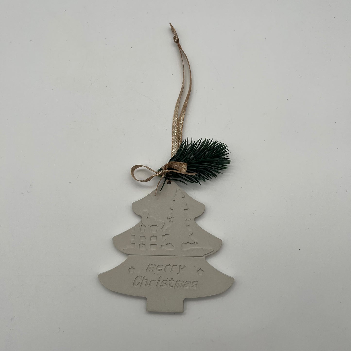 Grauer Beton-Anhänger Tannenbaum „Christmas Magic“ mit goldenem Aufhänger, Schleife und Tannenzweig.