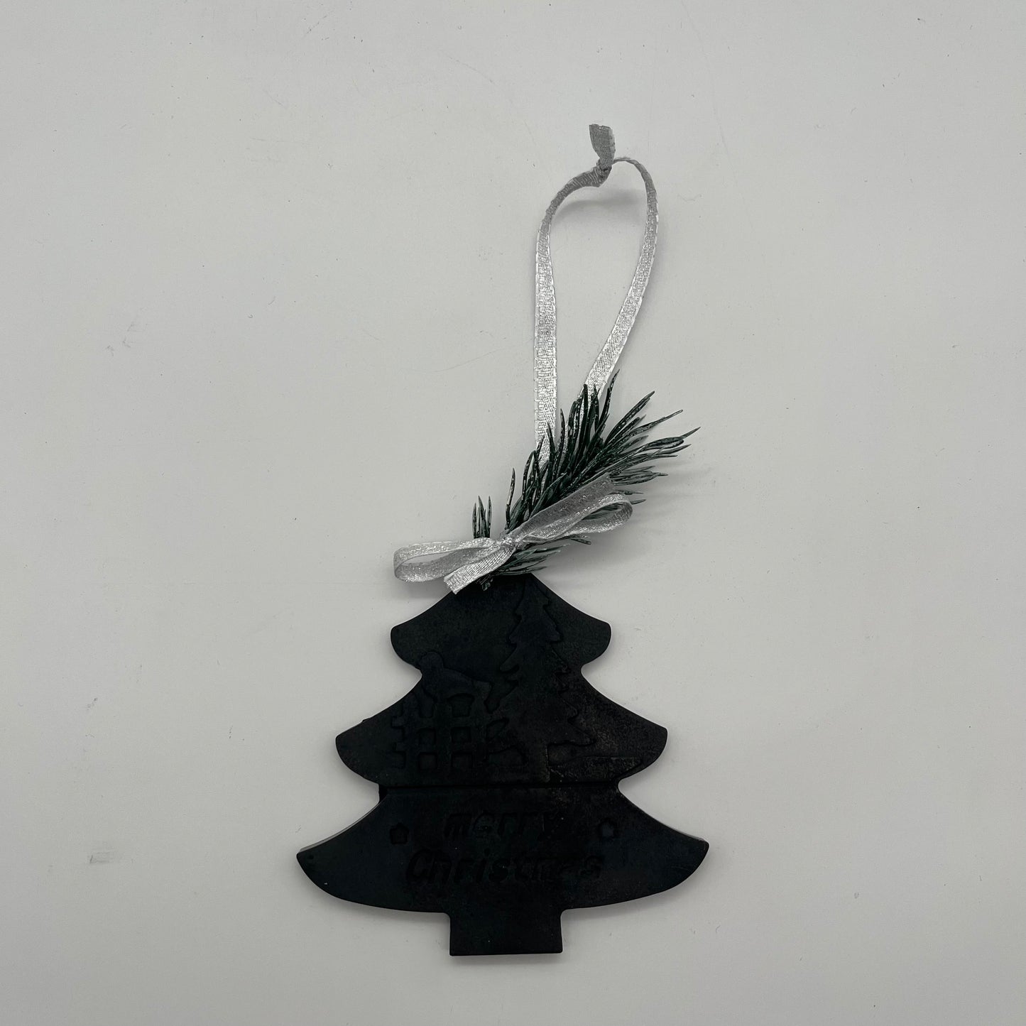 Schwarzer Beton-Anhänger Tannenbaum „Christmas Magic“ mit silbernem Aufhänger und Weihnachtsmotiv.