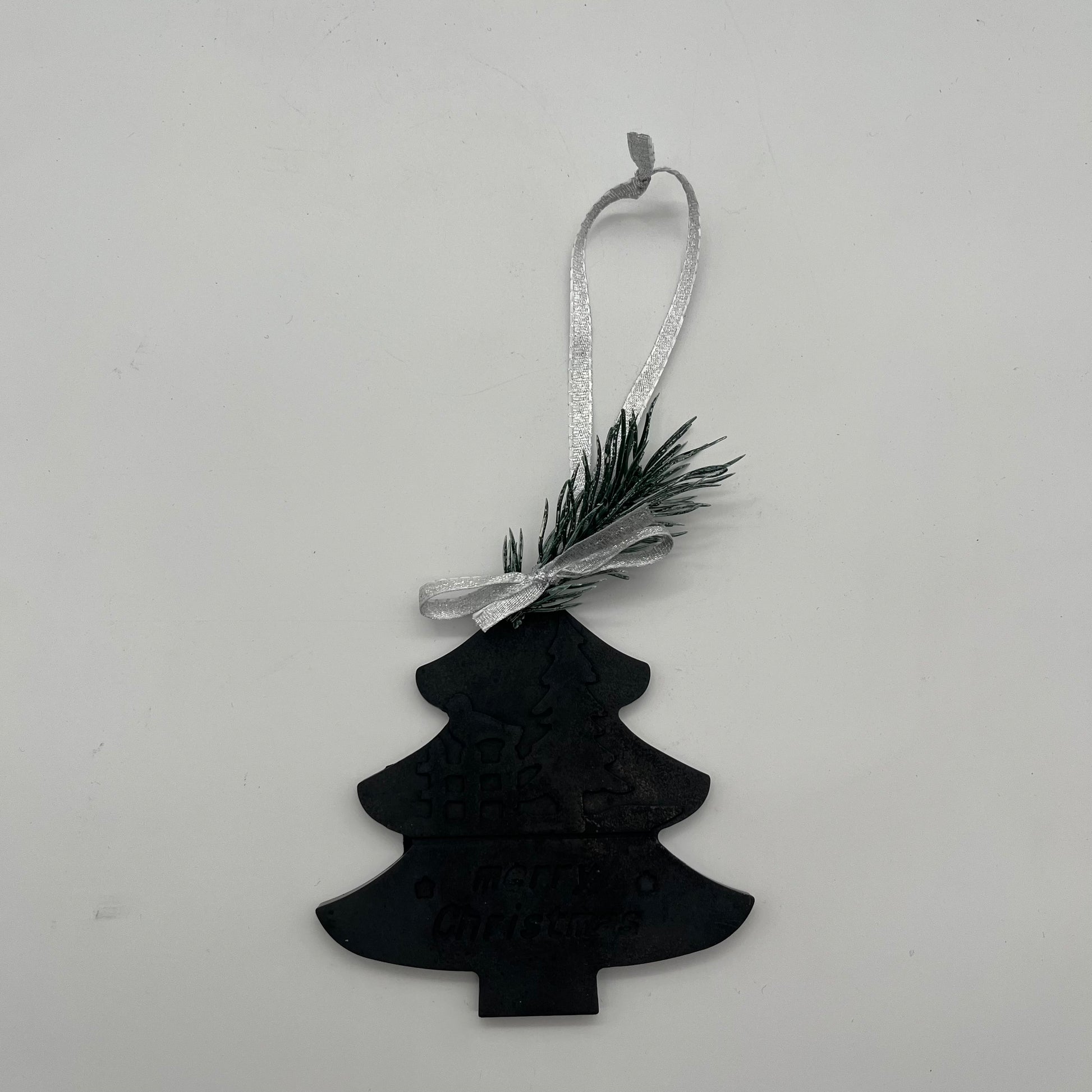 Schwarzer Beton-Anhänger Tannenbaum „Christmas Magic“ mit silbernem Aufhänger und Weihnachtsmotiv.