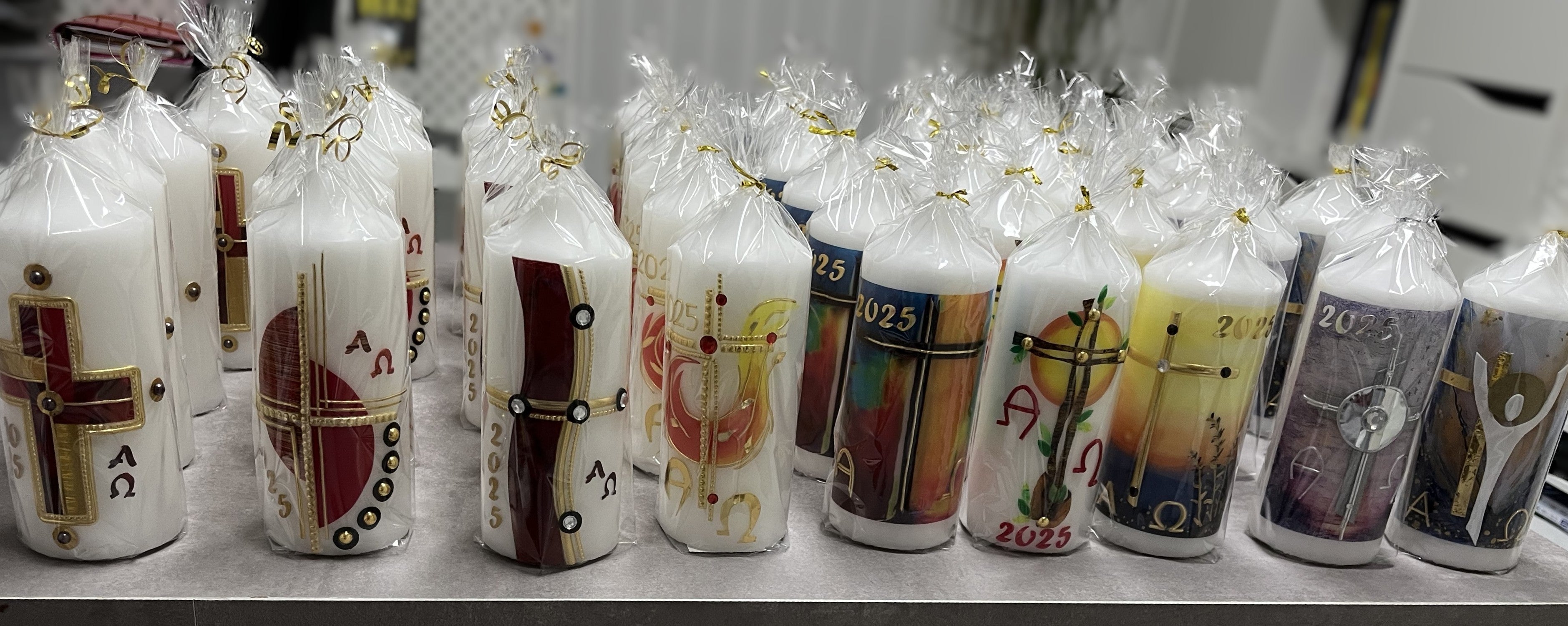 bunte Osterkerzen mit Kreuz gestaltet durch die Herzensdingfabrik
