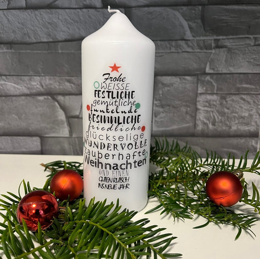 Weihnachtskerze „Frohe Weihnachten“ rund, stilvoll arrangiert mit Tannengrün und Christbaumkugel, festliche Dekoration von der Herzensdingfabrik