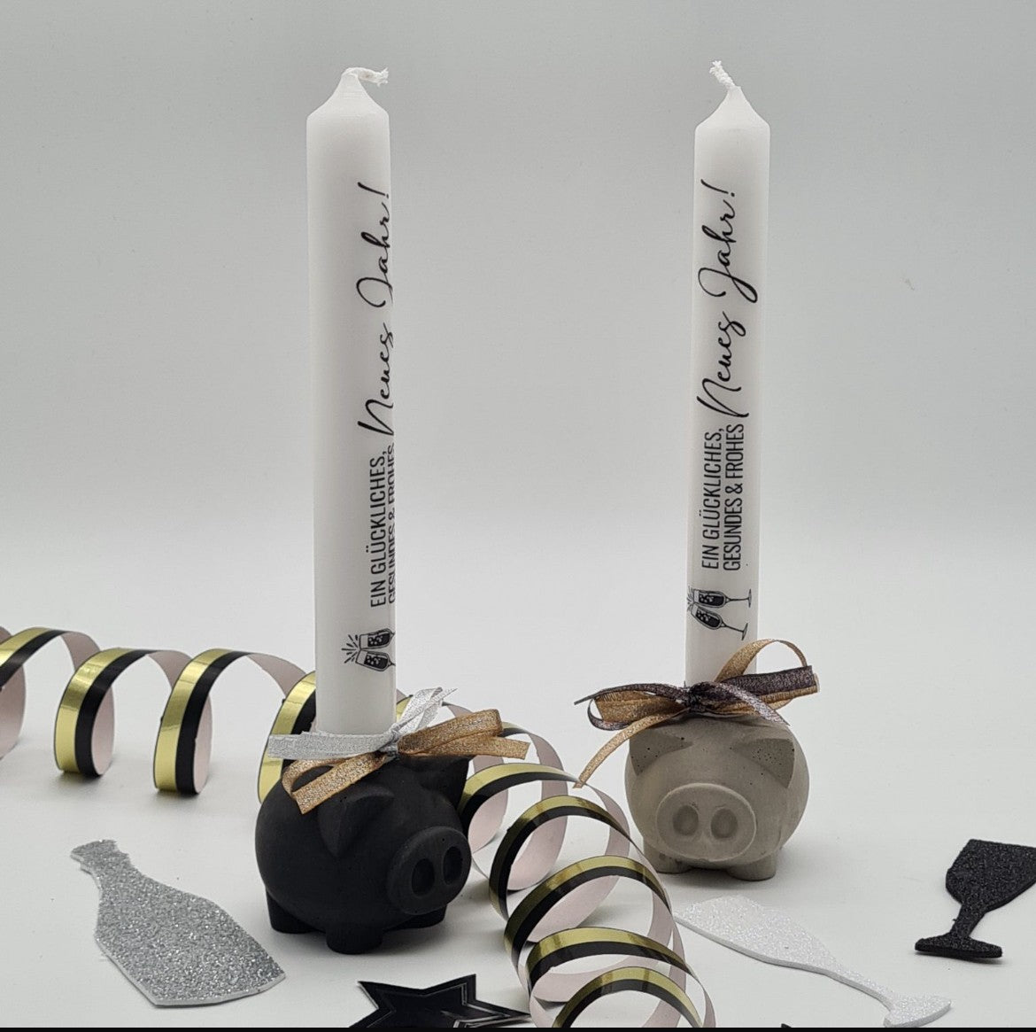 Handgefertigtes Silvestermitbringsel „Piggy“ – Glücksschweinchen aus Beton in Schwarz und Grau mit Stabkerze von der Herzensdingfabrik