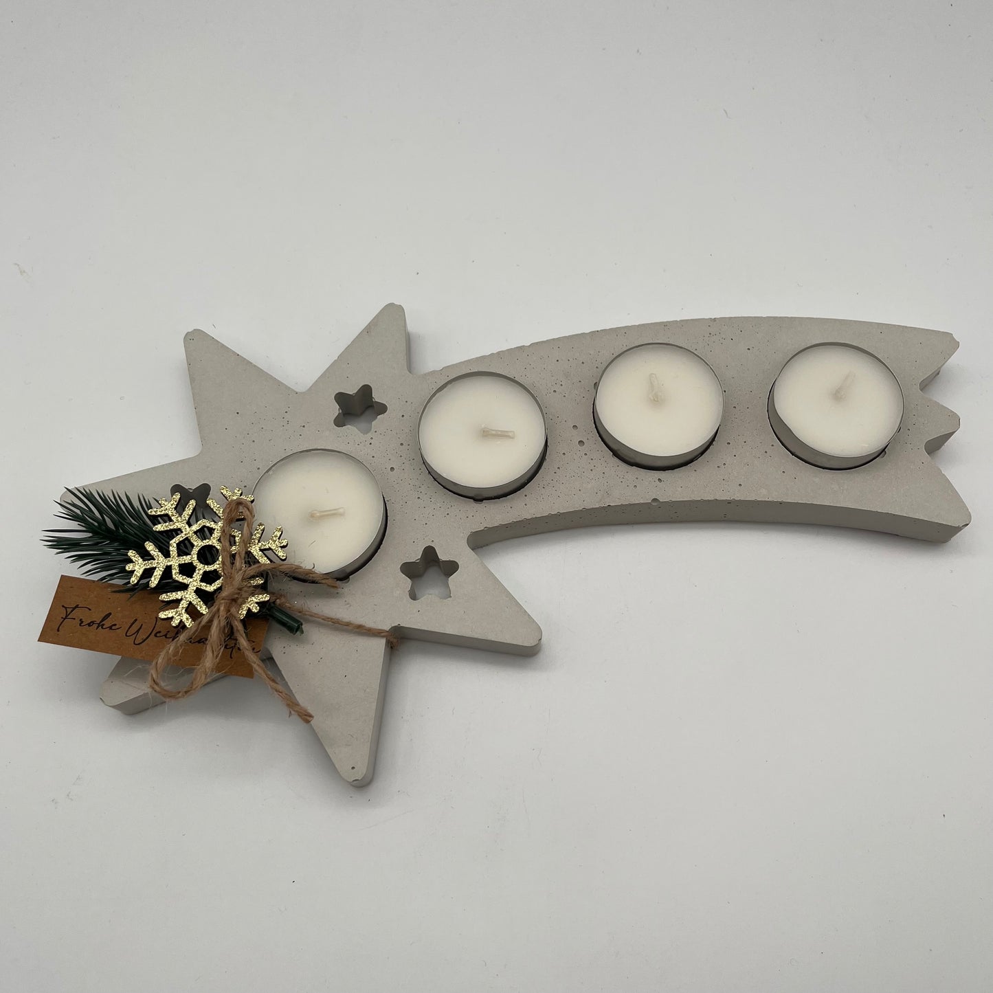 Schlichter grauer Teelichthalter aus handgegossenem Beton in Sternform – modernes Dekoobjekt und Alternative zum Adventskranz.