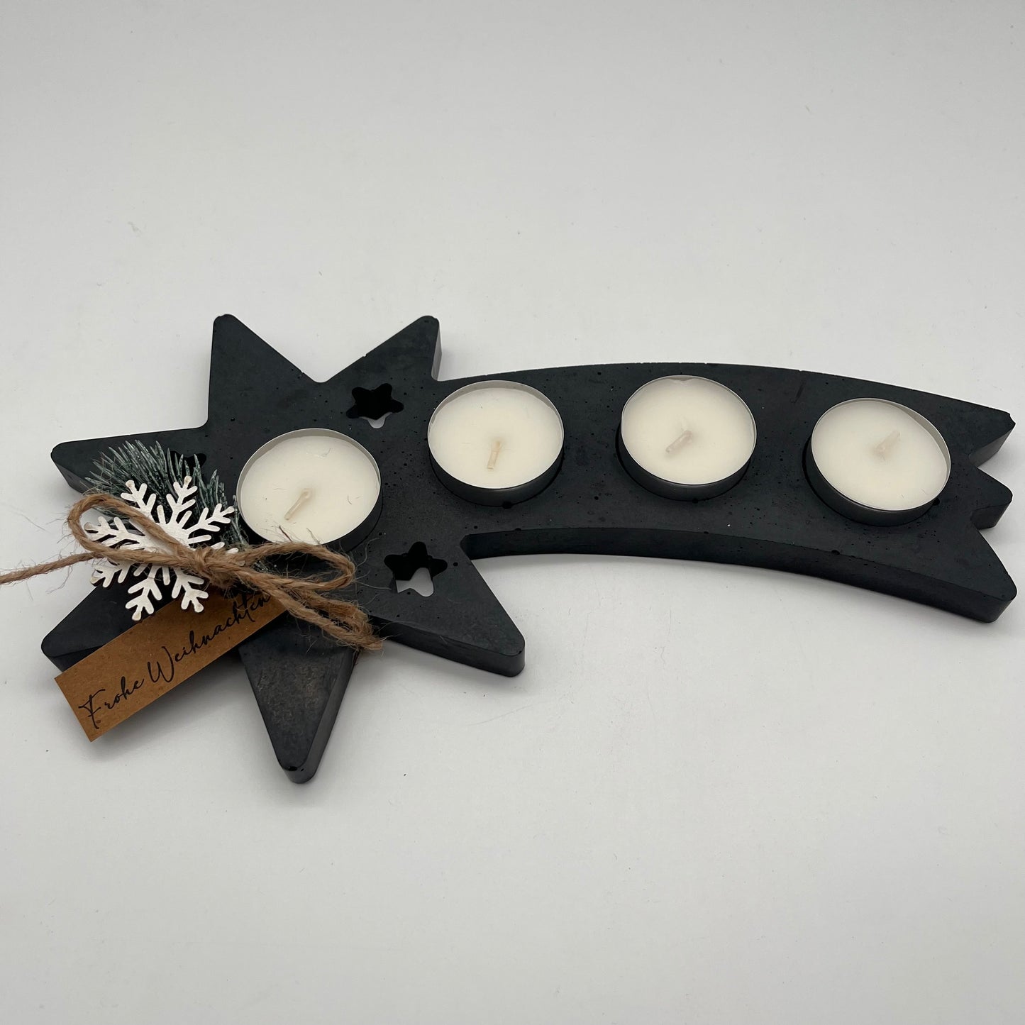 Schwarzer handgefertigter Teelichthalter Schweifstern aus Beton mit vier Teelichtern – elegante Weihnachtsdeko im modernen Stil.