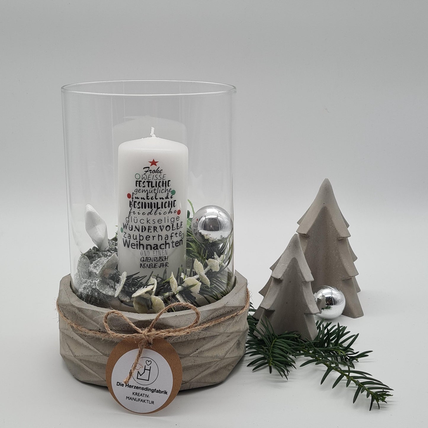 XL-Windlicht „Lumicon“ aus Beton, grau, dekoriert mit Weihnachtskerze, winterlicher Kranz und Sternapplikation