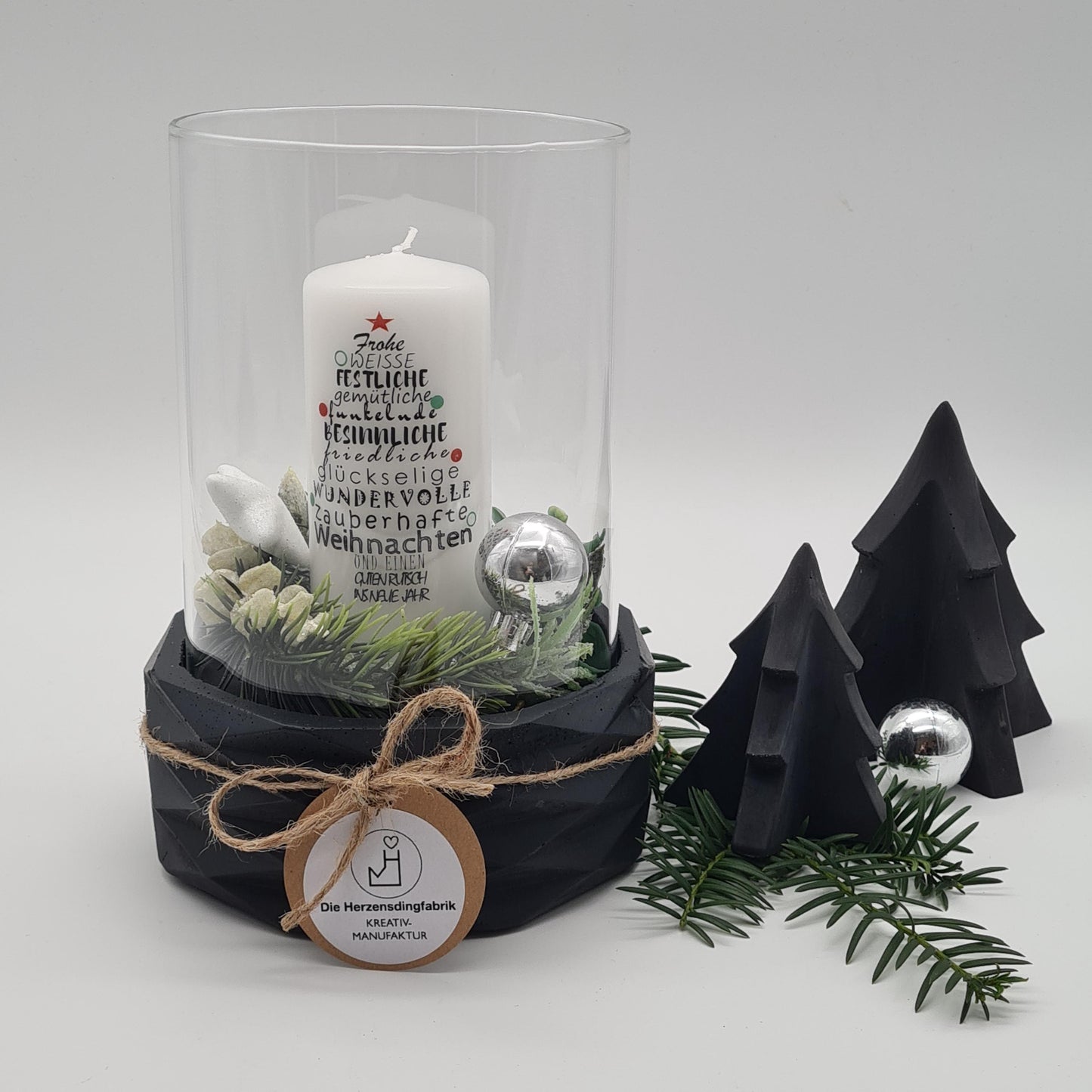 Modernes XL-Windlicht Beton Schwarz, stilvolle Weihnachtsdekoration mit Kerze und winterlicher Kranz, handgefertigt durch die Herzensdingfabrik