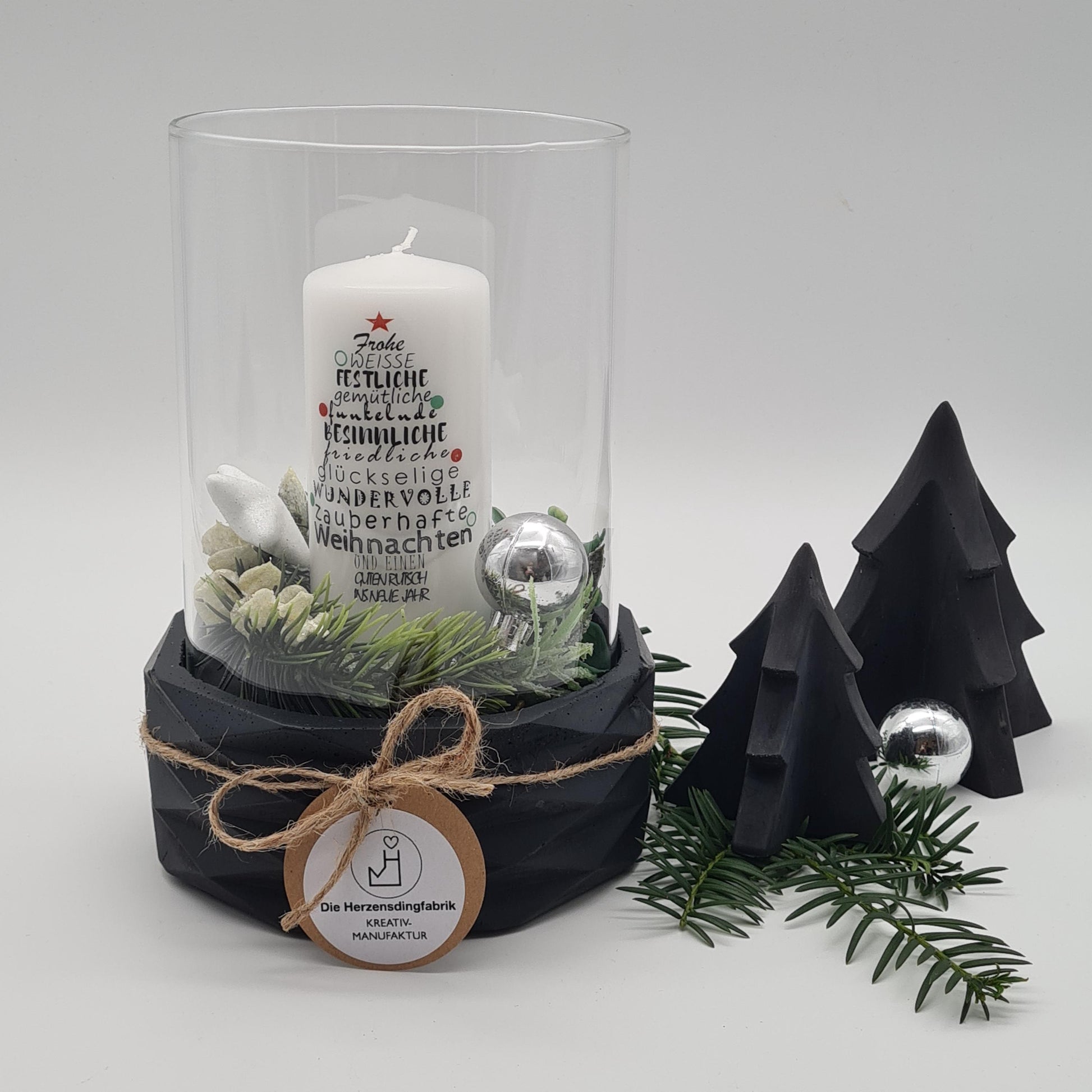 Modernes XL-Windlicht Beton Schwarz, stilvolle Weihnachtsdekoration mit Kerze und winterlicher Kranz, handgefertigt durch die Herzensdingfabrik